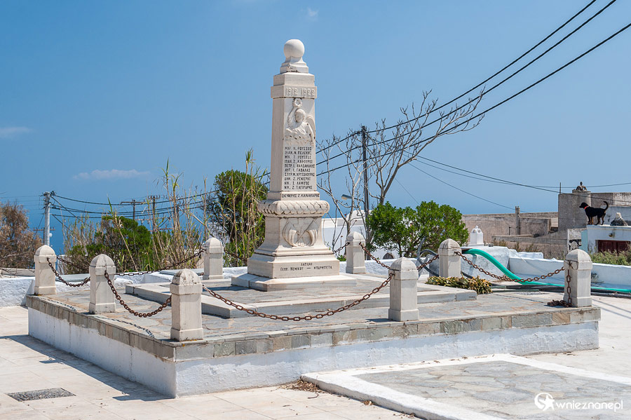 Santorini. Pomnik na placyku w Imerovigli. - foto: wnieznane.pl
