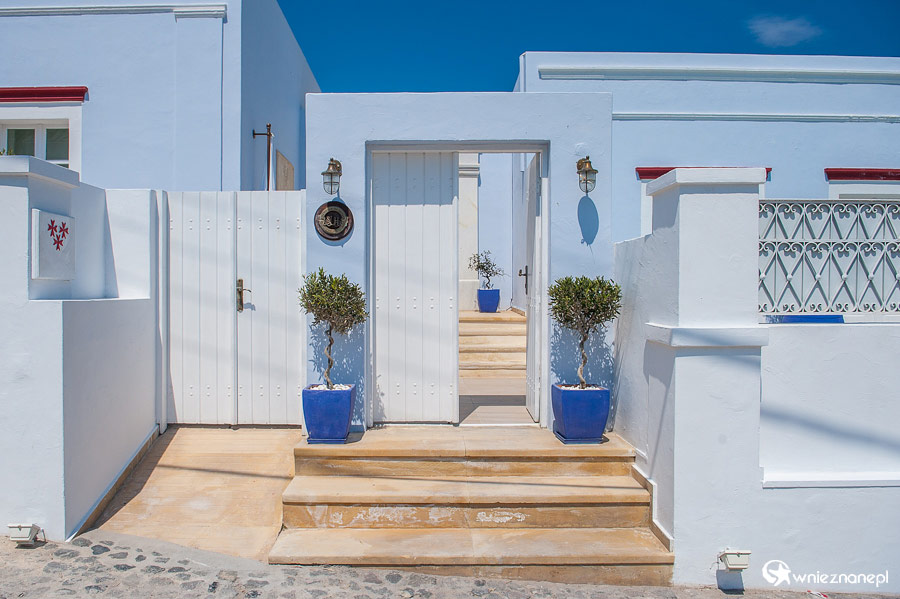 Santorini. Cykladzka zabudowa w Imerovigli. - foto: wnieznane.pl