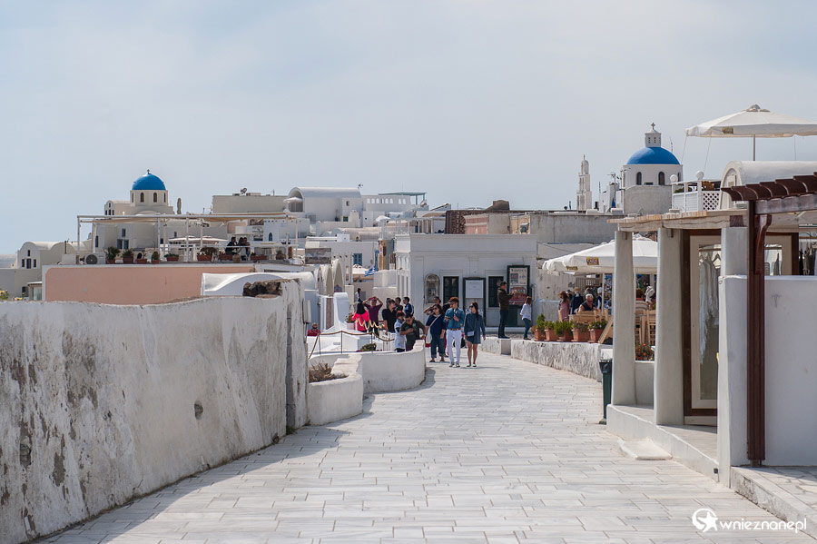 Santorini. Główna alejka w Oi. - foto: wnieznane.pl