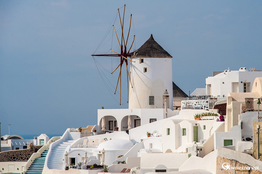 Santorini. Charakterystyczny grecki wiatrak w Oi. - foto: wnieznane.pl
