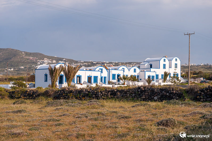 Santorini. Typowa zabudowa wyspy. - foto: wnieznane.pl