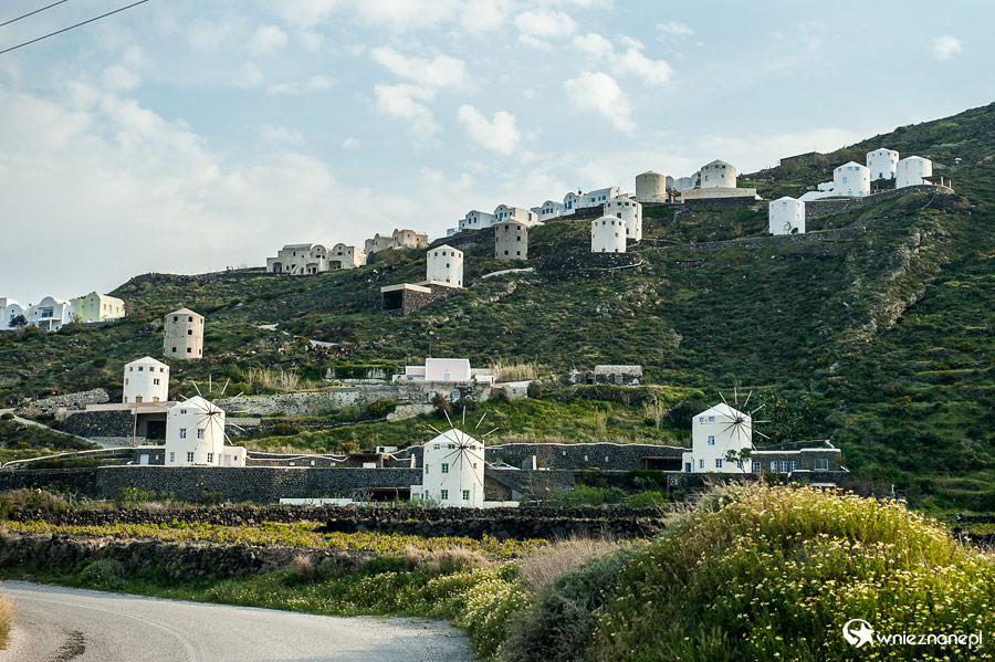 Santorini. Wiatraki mieszkalne niedaleko Oi. - foto: wnieznane.pl