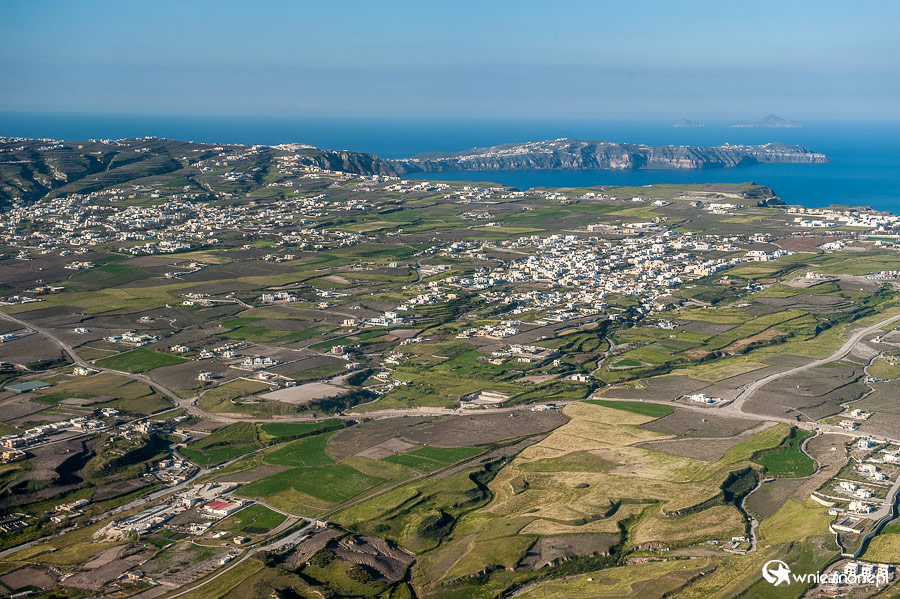 Santorini. Wyspa widziana z samolotu. - foto: wnieznane.pl