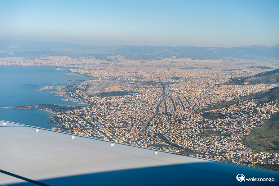 Ateny. Widok na miasto podczas lądowania. - foto: wnieznane.pl