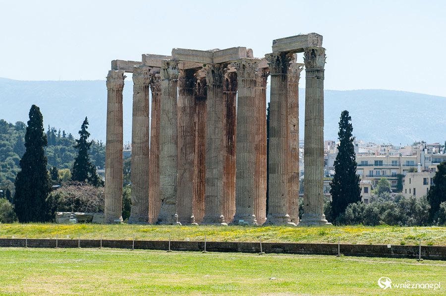 Ateny. Pozostałości Świątyni Zeusa Olimpijskiego. - foto: wnieznane.pl