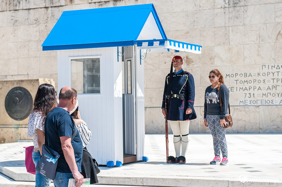 Ateny. Warta przy Grobie Nieznanego Żołnierza. - foto: wnieznane.pl