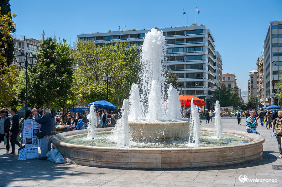 Ateny. Fontanna na Placu Syntagma. - foto: wnieznane.pl