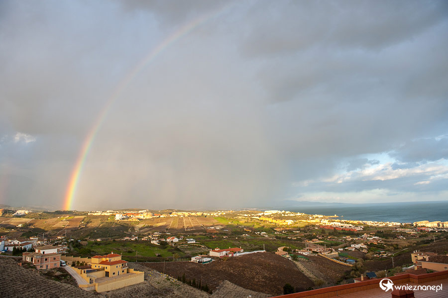 Andaluzja. Tęcza nad okolicą Puerto de la Duquesa. - foto: wnieznane.pl