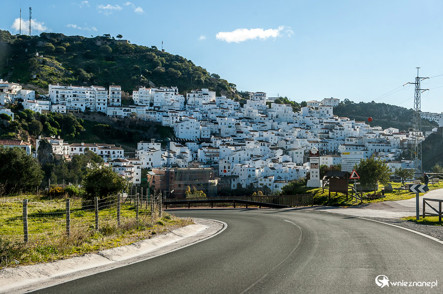 Andaluzja. Wjazd do miejscowości Casares. - foto: wnieznane.pl