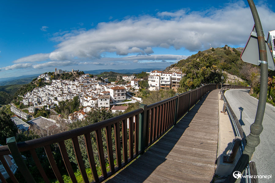 Andaluzja. Widok na miejscowość Casares. - foto: wnieznane.pl