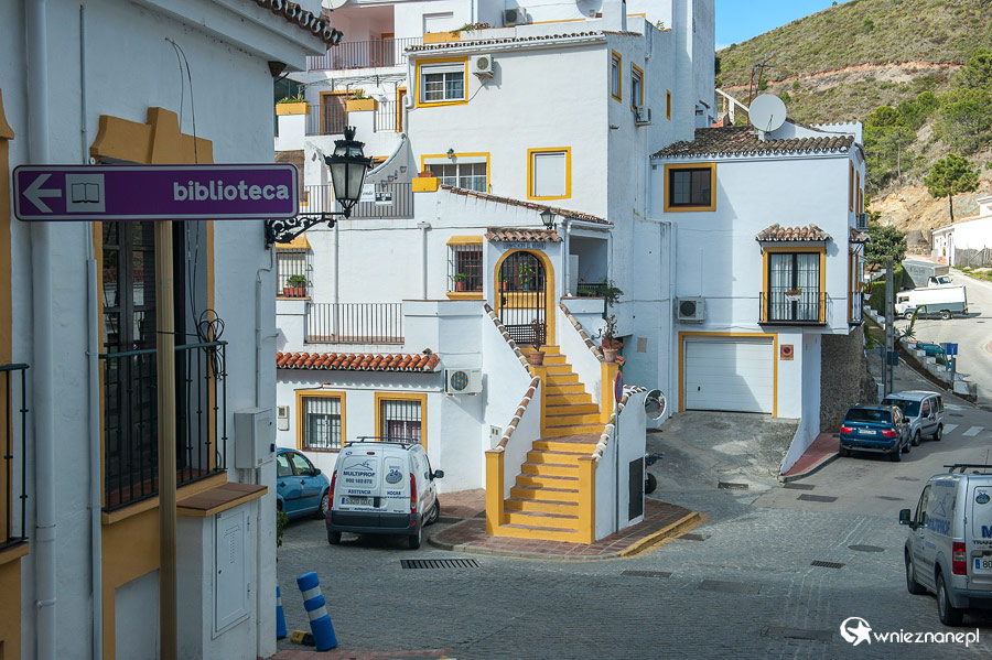 Andaluzja. Białe tradycyjne domy w Benahavis. - foto: wnieznane.pl Andaluzja. Białe tradycyjne domy w Benahavis. - foto: wnieznane.pl