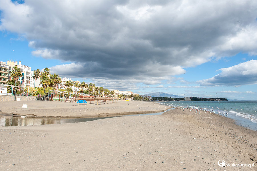 Andaluzja. Piaszczysta plaża w Esteponie. - foto: wnieznane.pl
