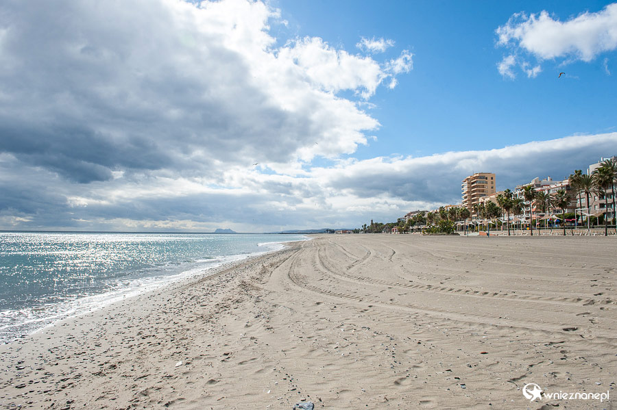 Andaluzja. Pusta piaszczysta plaża w Esteponie. - foto: wnieznane.pl