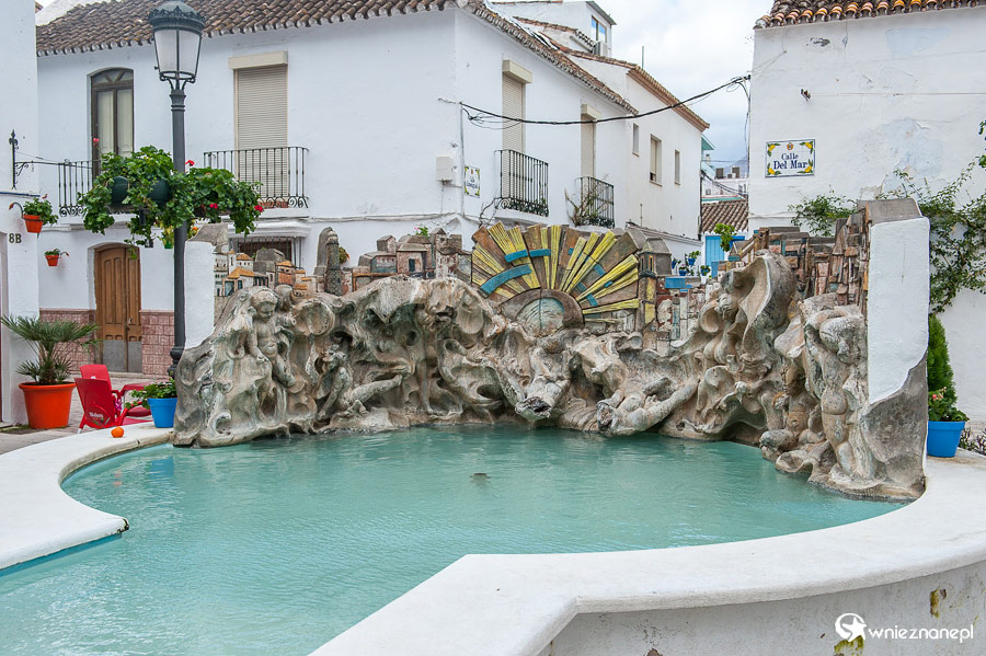 Andaluzja. Fontanna w historycznym centrum Estepony. - foto: wnieznane.pl
