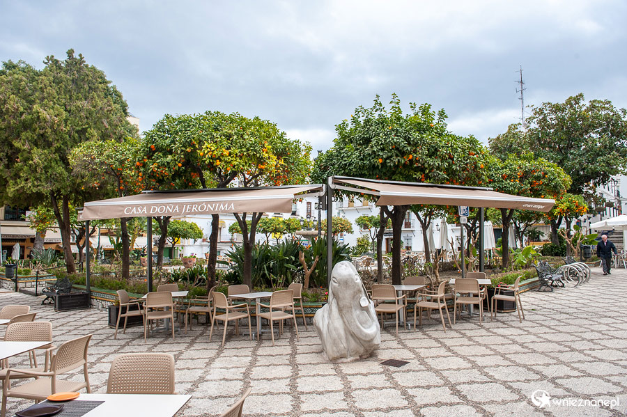 Andaluzja. Plac w centrum Estepony. - foto: wnieznane.pl