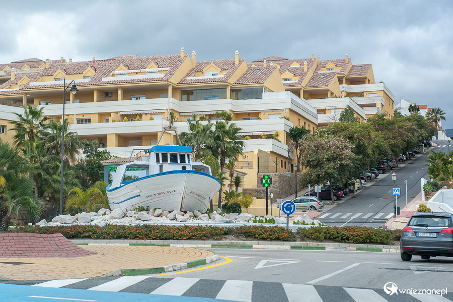 Andaluzja. Jedno z zadbanych rond w Esteponie. - foto: wnieznane.pl