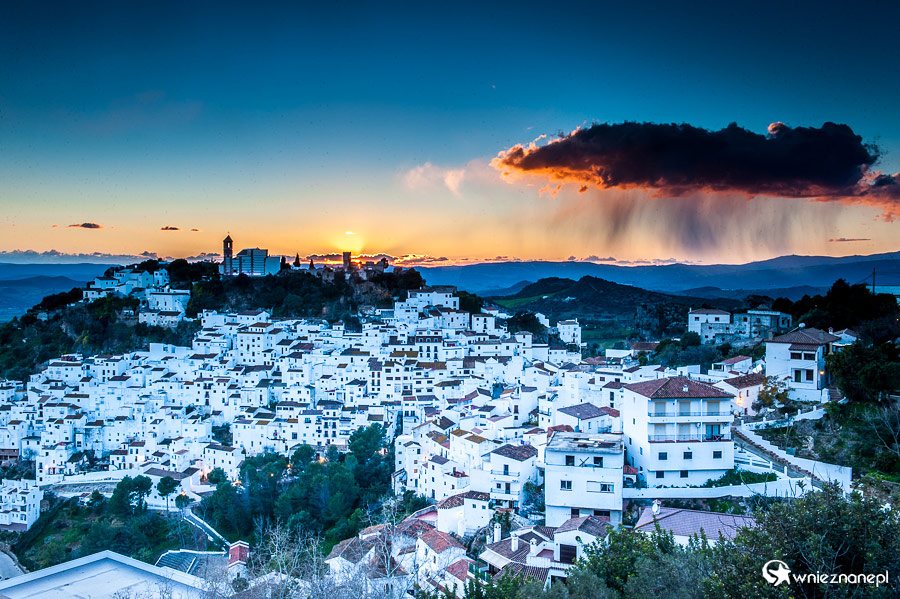Andaluzja. Piękny zachód słońca w Casares. - foto: wnieznane.pl