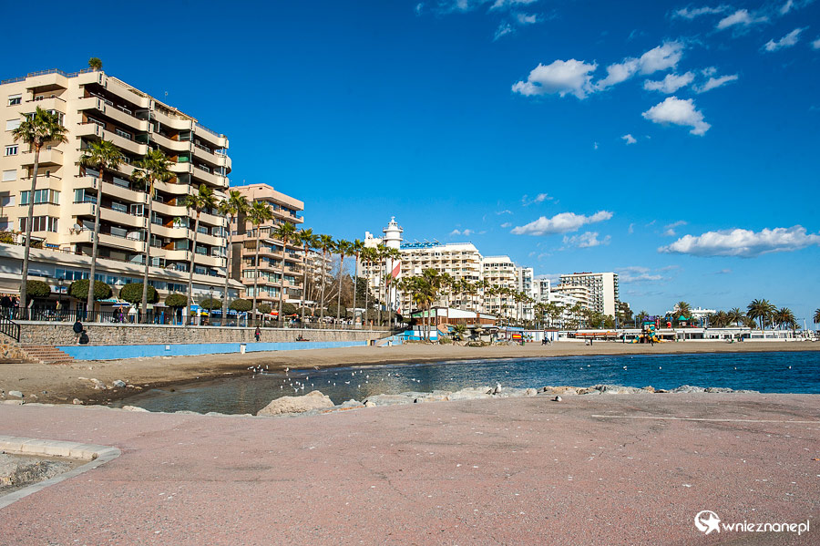 Andaluzja. Plaża w Marbelli. W tle latarnia morska. - foto: wnieznane.pl