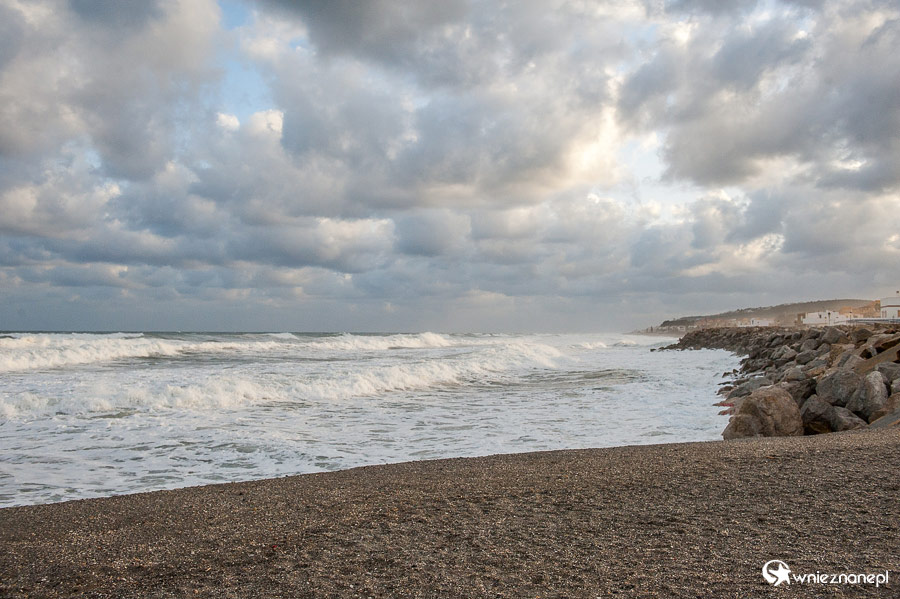 Andaluzja. Wzburzone morze w Puerto de la Duquesa. - foto: wnieznane.pl