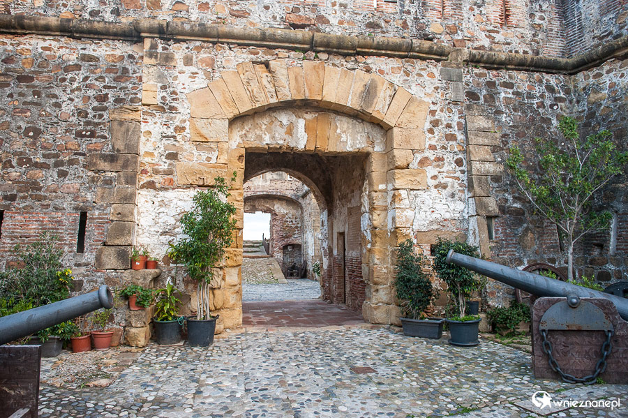 Andaluzja. Forteca w Puerto de la Duquesa. - foto: wnieznane.pl