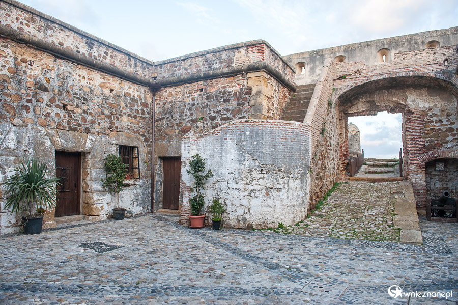 Andaluzja. Forteca w Puerto de la Duquesa. - foto: wnieznane.pl
