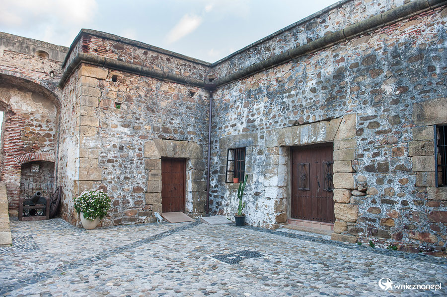 Andaluzja. Forteca w Puerto de la Duquesa. - foto: wnieznane.pl