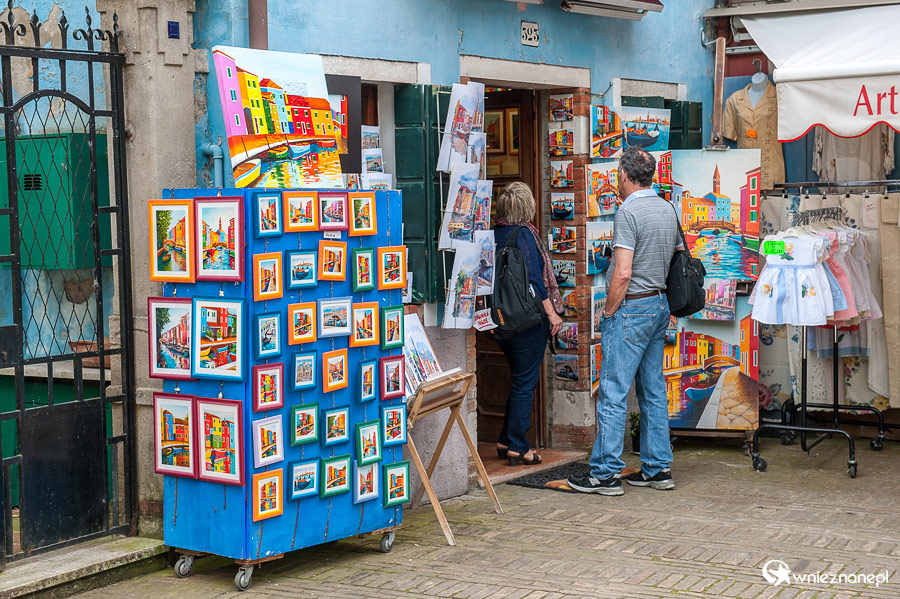 Wenecja. Sklepik z pamiątkami na wyspie Burano. - foto: wnieznane.pl