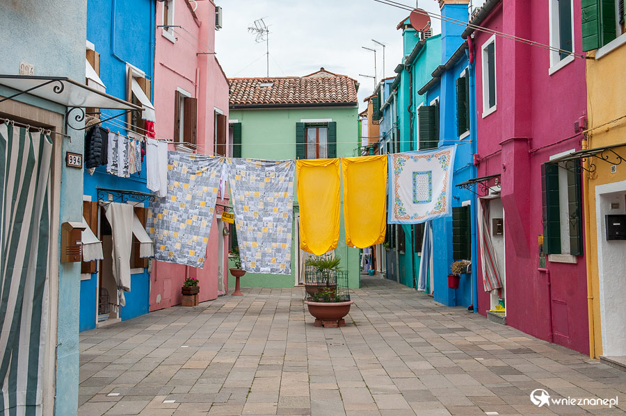 Wenecja. Kolorowe domy na wysepce Burano. - foto: wnieznane.pl