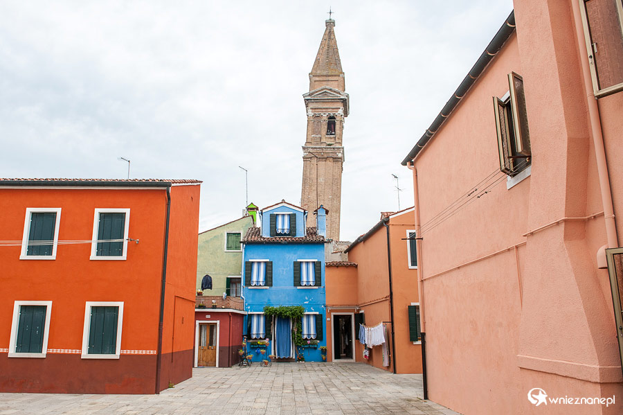 Wenecja, Burano. Krzywa wieża Chiesa di San Martino. - foto: wnieznane.pl