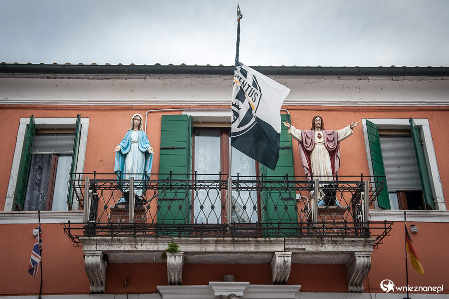 Wenecja, Burano. Balkon jednego z domów. - foto: wnieznane.pl