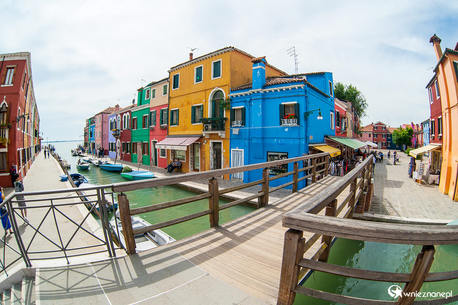 Wenecja. Kolorowe domy na wysepce Burano. - foto: wnieznane.pl