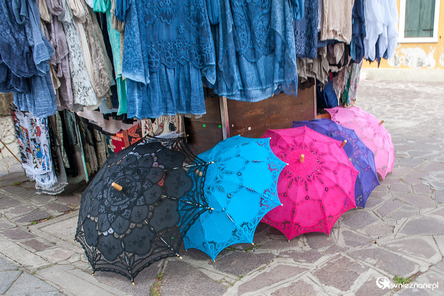 Wenecja. Piękne parasole przeciwsłoneczne na Burano. - foto: wnieznane.pl