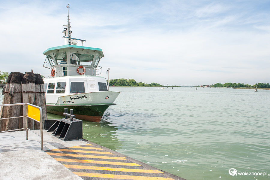 Wenecja, Burano. W oczekiwaniu na vaporetto. - foto: wnieznane.pl