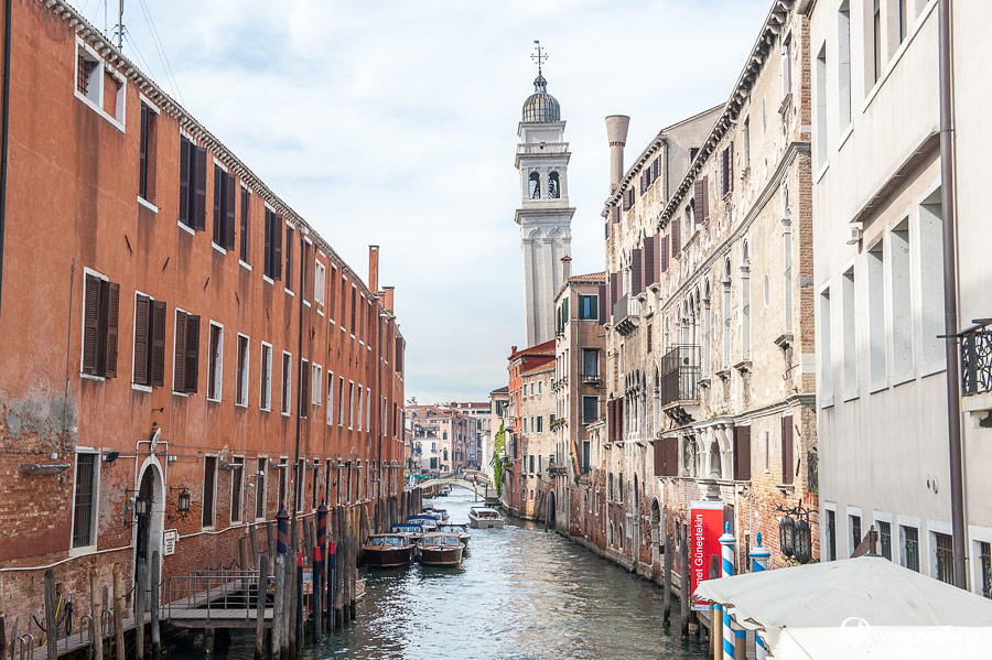 Wenecja. Jeden z bocznych kanałów. - foto: wnieznane.pl