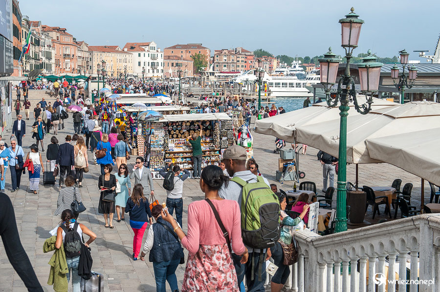 Wenecja. Riva degli Schiavoni to miejsce, w którym zawsze jest sporo turystów. - foto: wnieznane.pl