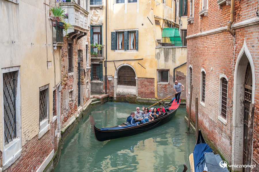 Wenecja. Rejs gondolą po kanale. - foto: wnieznane.pl