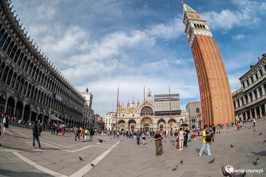 Wenecja. Najsłynniejszy wenecki plac, Piazza San Marco. Na wprost Basilica San Marco, z prawej - Campanile di San Marco. - foto: wnieznane.pl