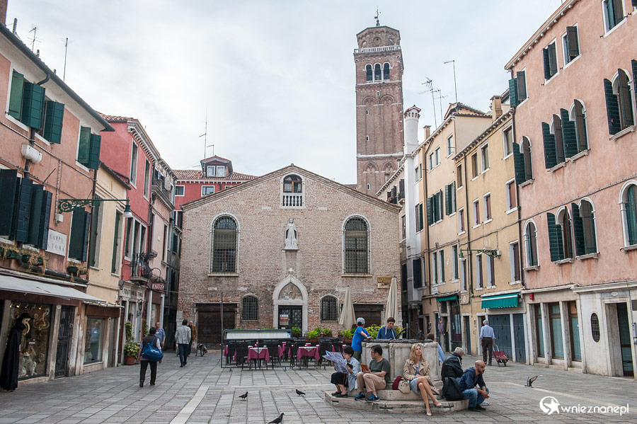 Wenecja. Na placu przed kościołem San Toma. - foto: wnieznane.pl