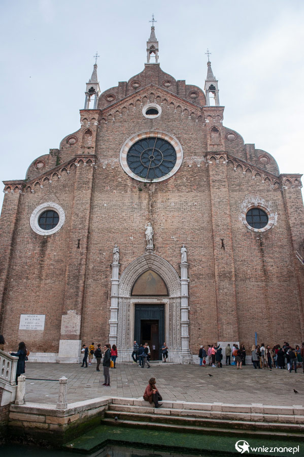 Wenecja. Monumentalna Basilica dei Frari. - foto: wnieznane.pl