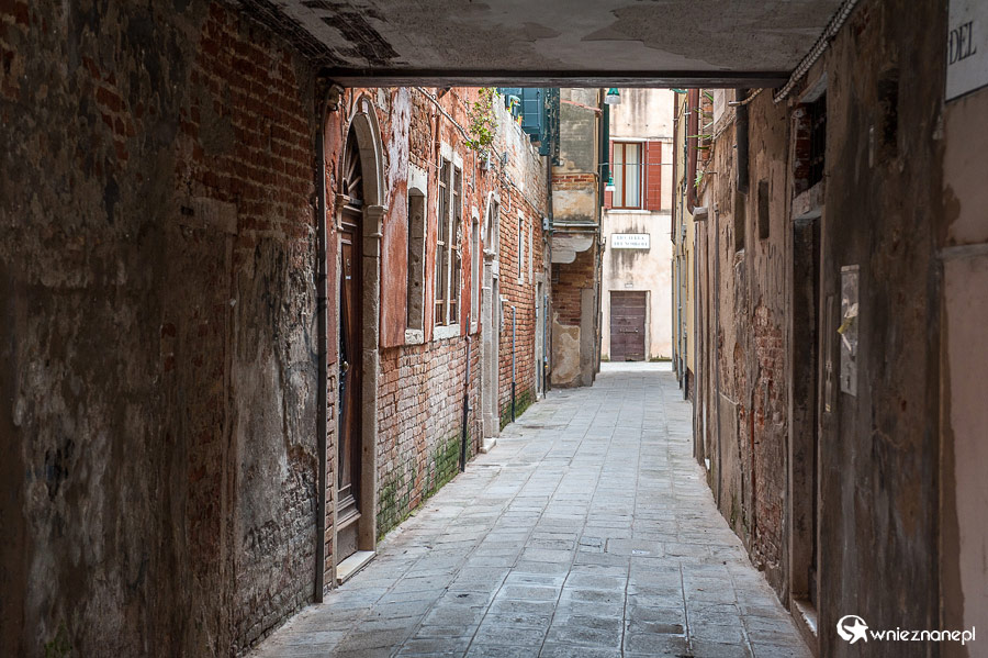 Wenecja. Wąskie przejście pomiędzy budynkami. - foto: wnieznane.pl