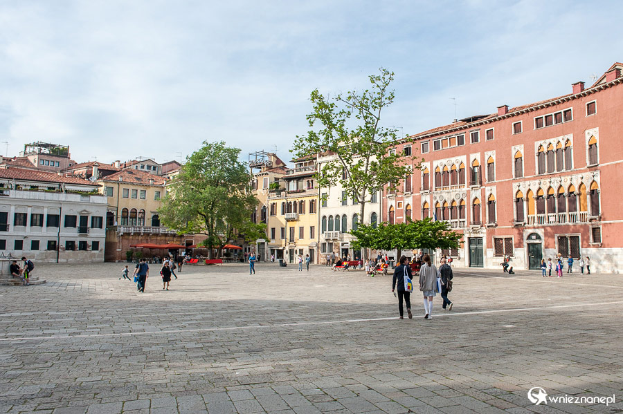 Wenecja. Spory plac San Polo. - foto: wnieznane.pl