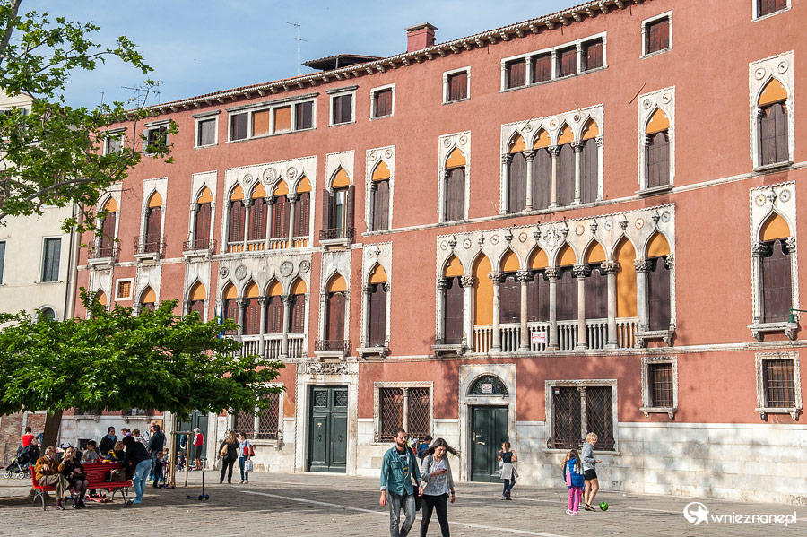 Wenecja. Budynki przy placu San Polo. - foto: wnieznane.pl