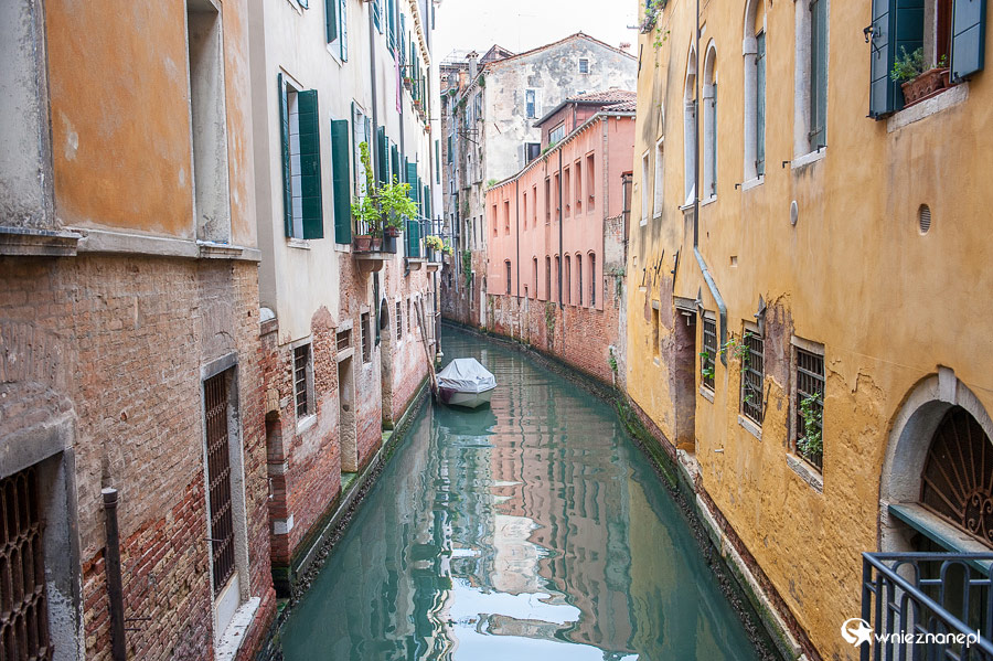 Wenecja. Jeden z wielu malowniczych kanałów. - foto: wnieznane.pl