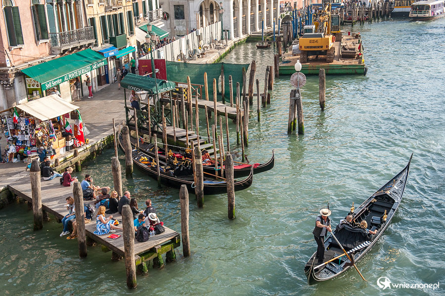 Wenecja. Canal Grande w okolicach mostu Rialto. - foto: wnieznane.pl