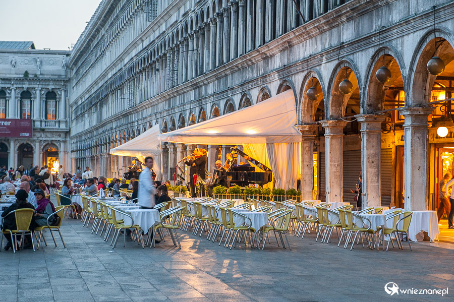 Wenecja. Piazza San Marco po zachodzie słońca. - foto: wnieznane.pl