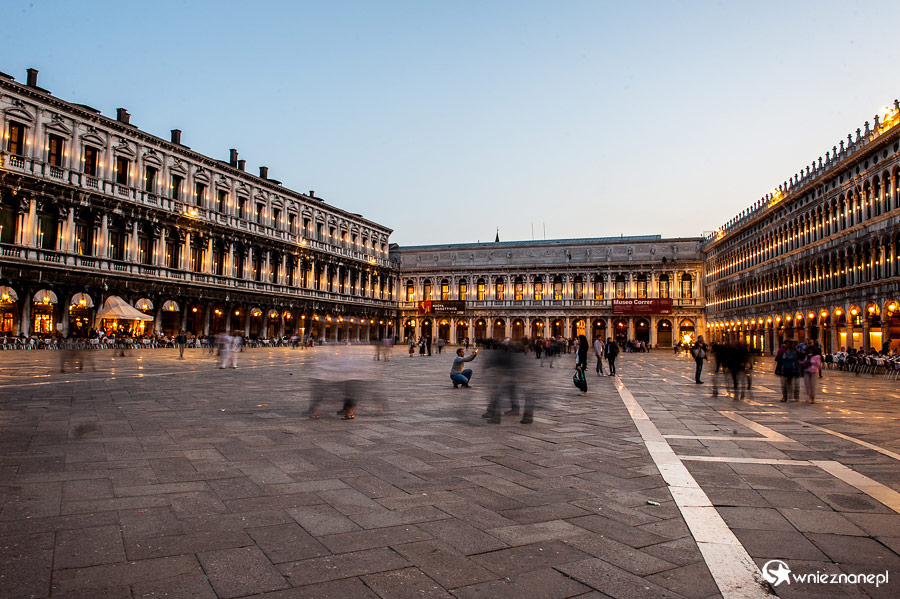Wenecja. Piazza San Marco po zachodzie słońca. - foto: wnieznane.pl