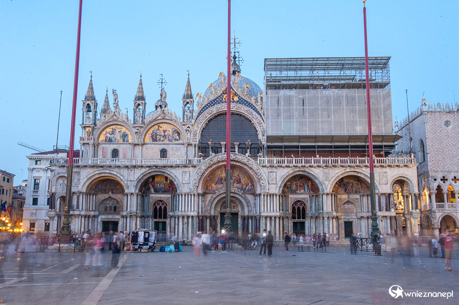 Wenecja. Basilica San Marco wieczorem jest słabo oświetlona. - foto: wnieznane.pl