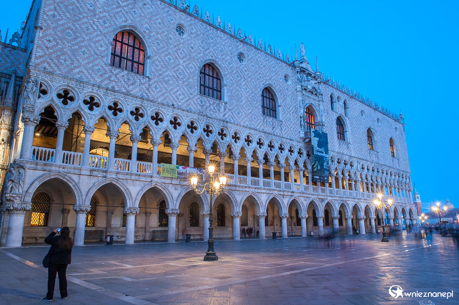 Wenecja. Palazzo Ducale wieczorową porą. - foto: wnieznane.pl