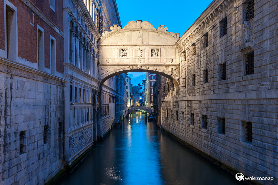 Wenecja. Podświetlony wieczorem Ponte dei Sospiri. - foto: wnieznane.pl