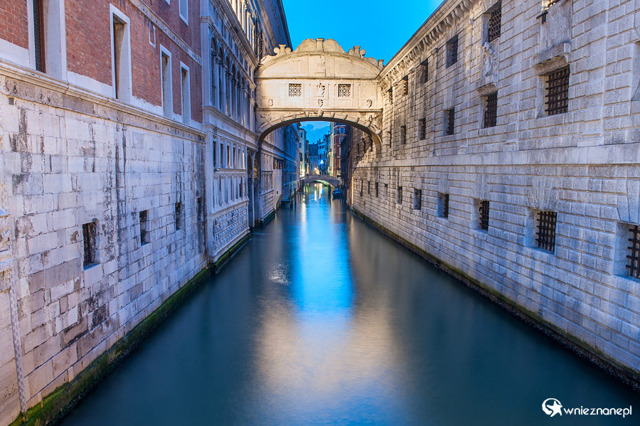Wenecja. Podświetlony wieczorem Ponte dei Sospiri. - foto: wnieznane.pl